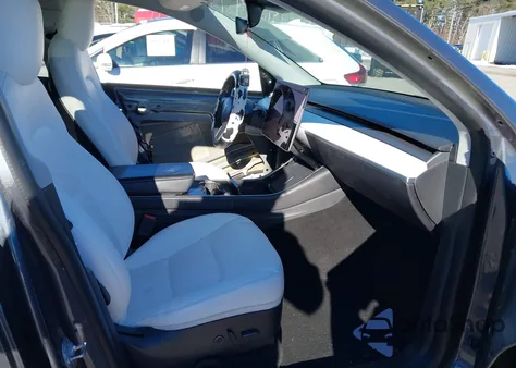 2021 Tesla Model Y Long Range Dual Motor All-Wheel Drive z USA, uszkodzony, nr VIN 5YJYGDEE5MF083071